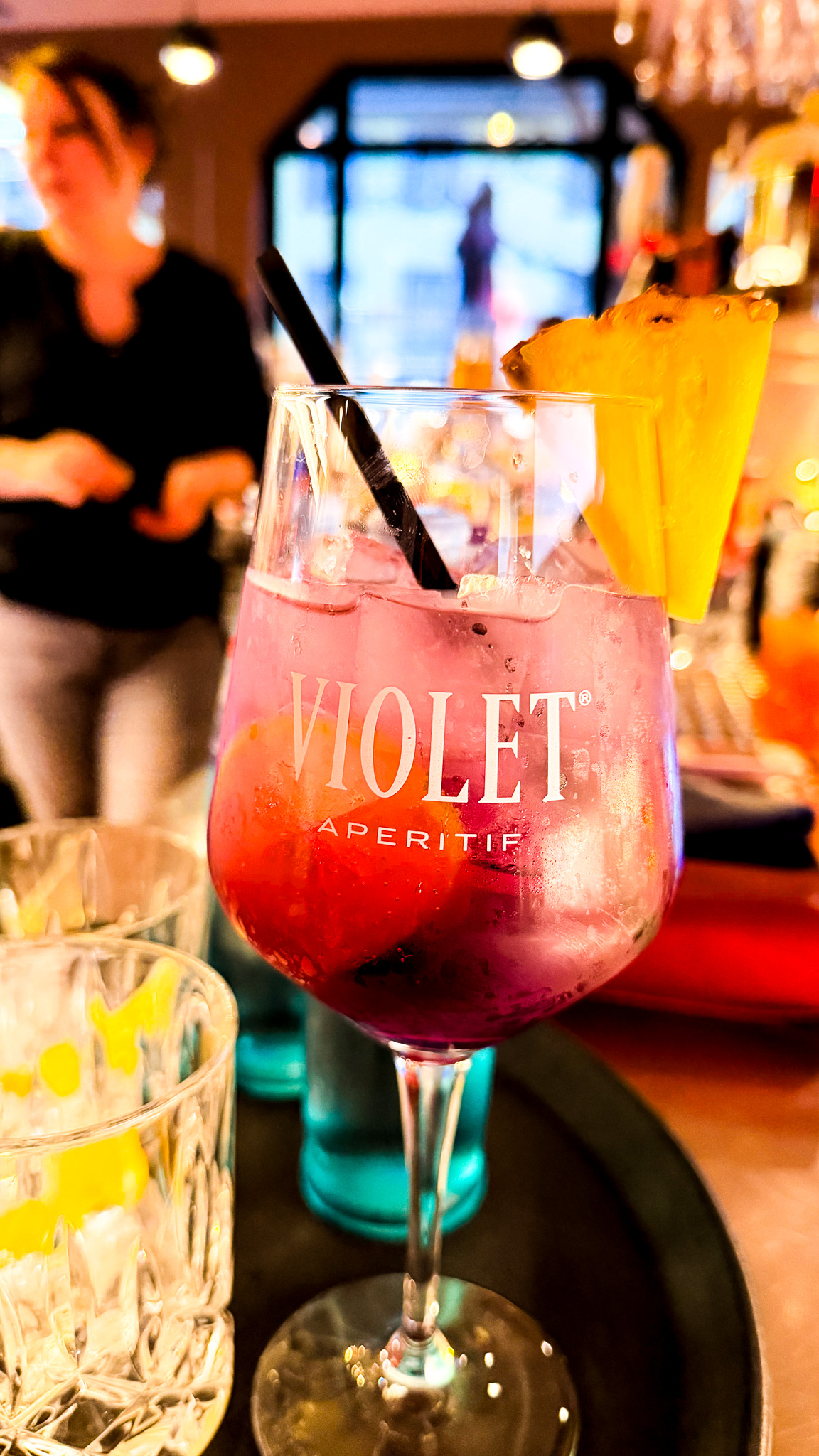 Violet Spritz Aperitif in der Bar TWIST
