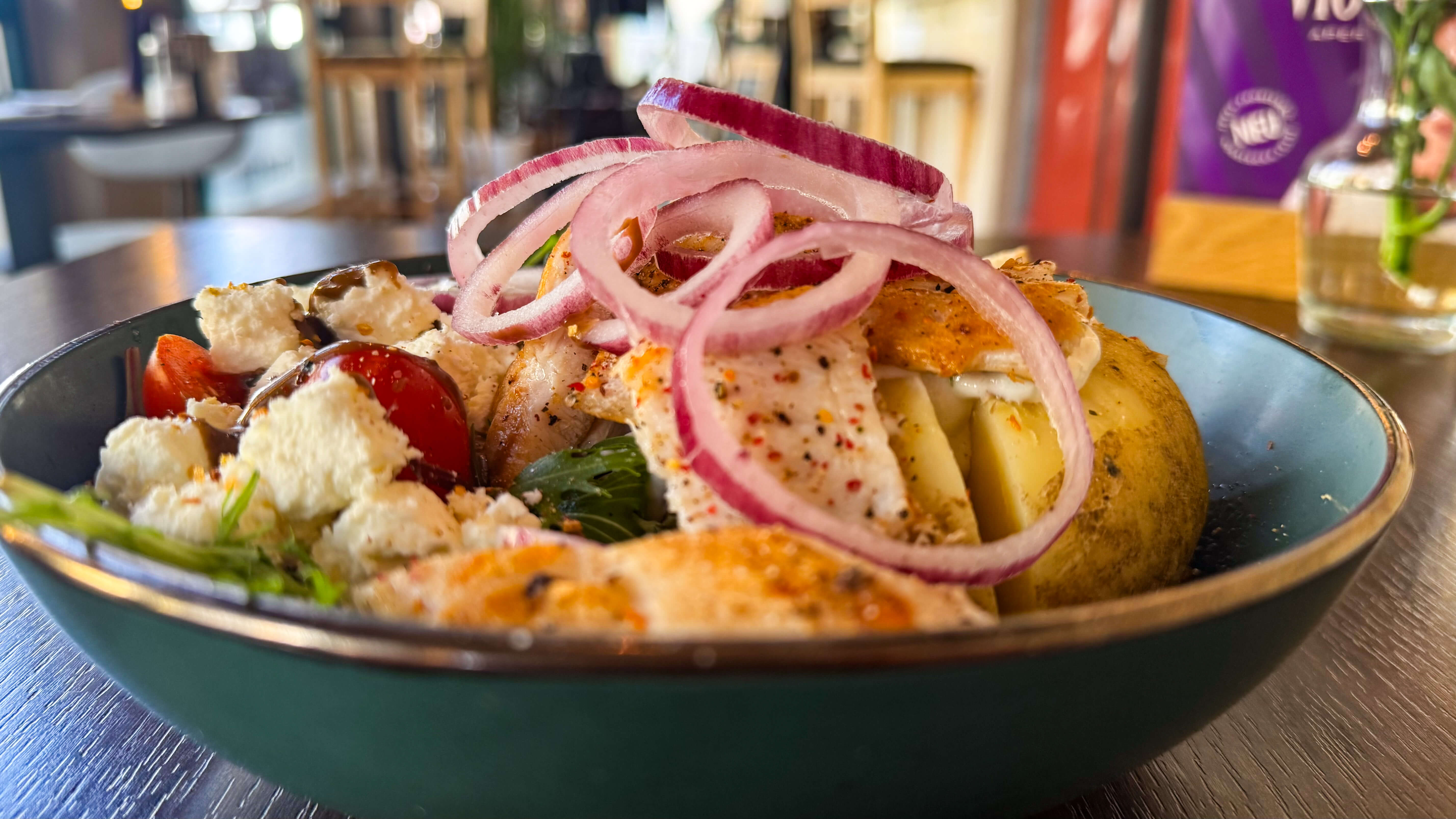 Vitabowl - TWIST Donaueschingen -Herzhafte Bowl mit frischer Hähnchenbrust vom Grill, Feta, Kirschtomaten, Wildkräutersalat und frischer Ofenkartoffel. 