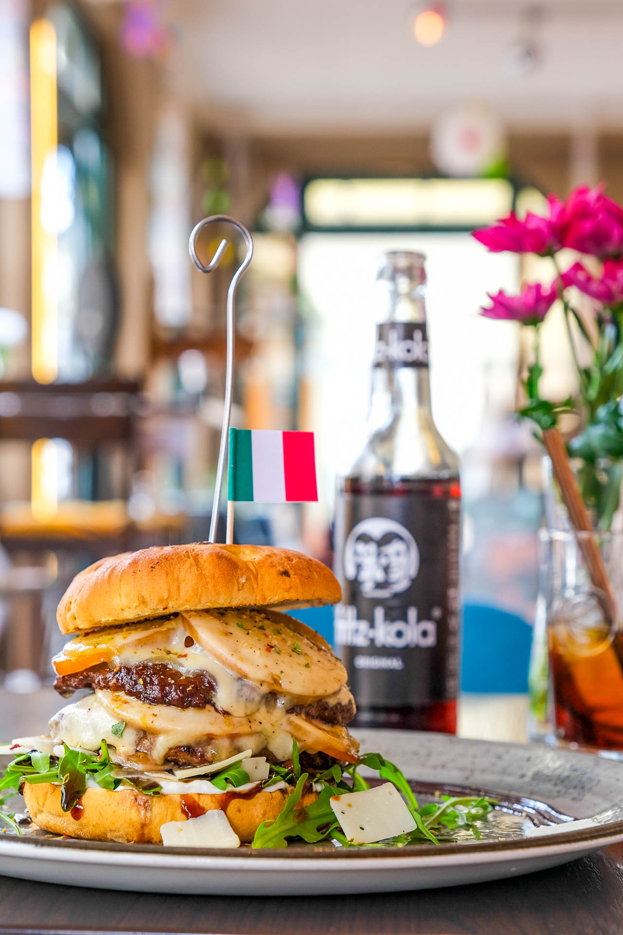 Italien Burger im TWIST² Donaueschingen mit Rucola, Käse, frischen Tomaten, Parmesan, Balsamico und italienischer Flagge